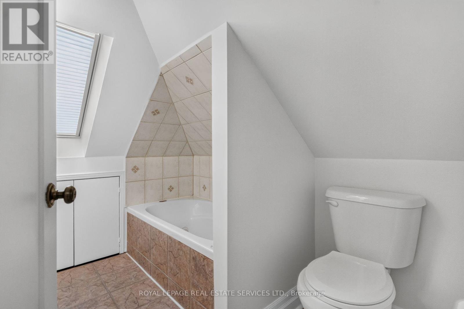 2 GLENROY AVENUE - 23