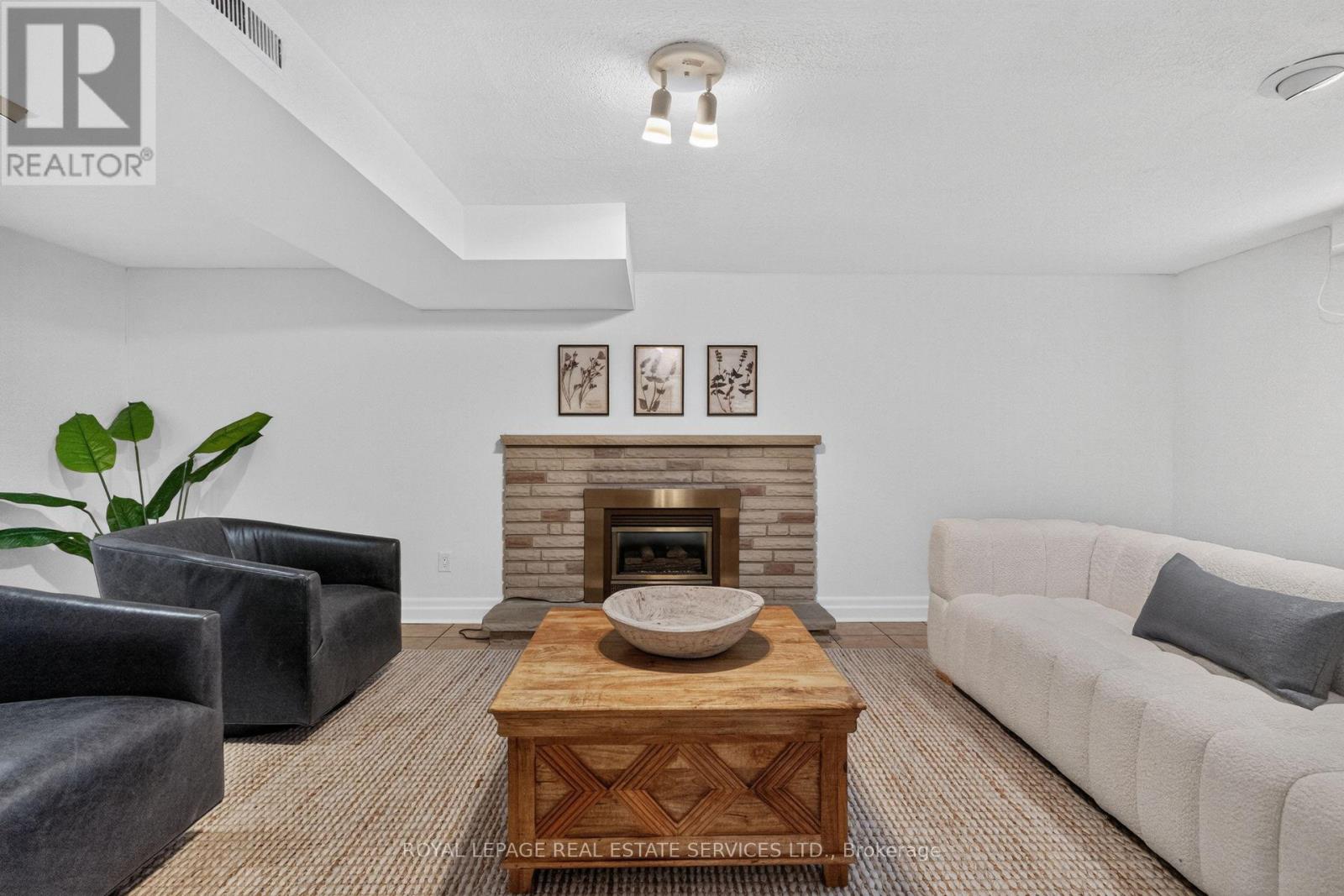 2 GLENROY AVENUE - 24