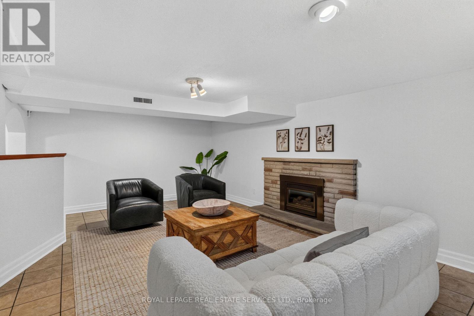 2 GLENROY AVENUE - 25