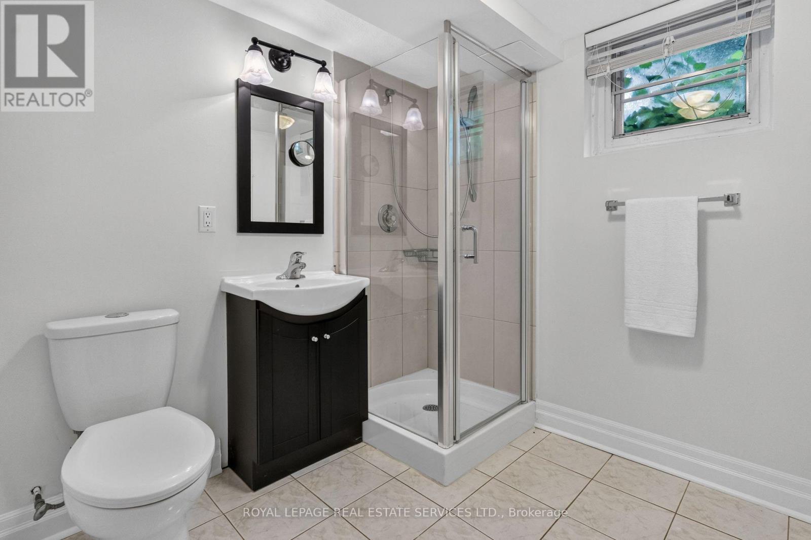 2 GLENROY AVENUE - 27