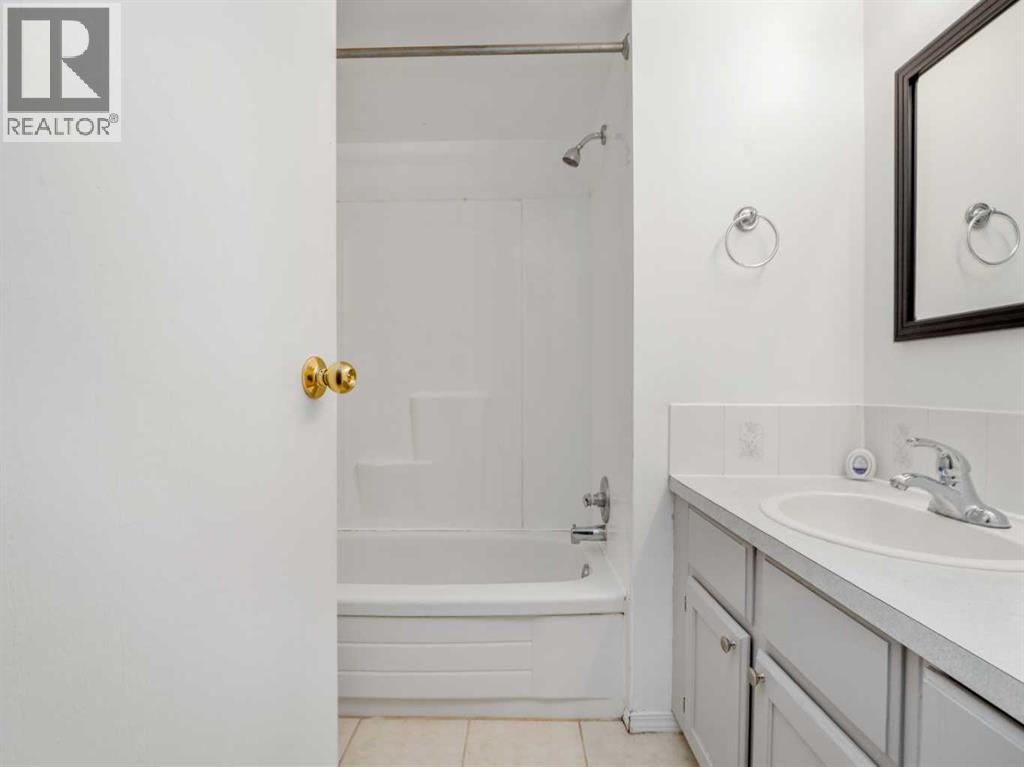 #3 269 Laval Boulevard W - 25