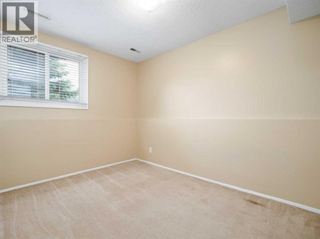 #3 269 Laval Boulevard W - 27
