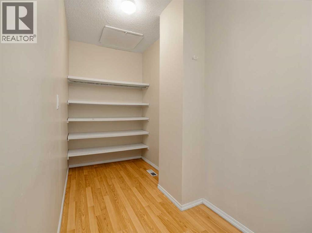 #2 269 Laval Boulevard W - 21