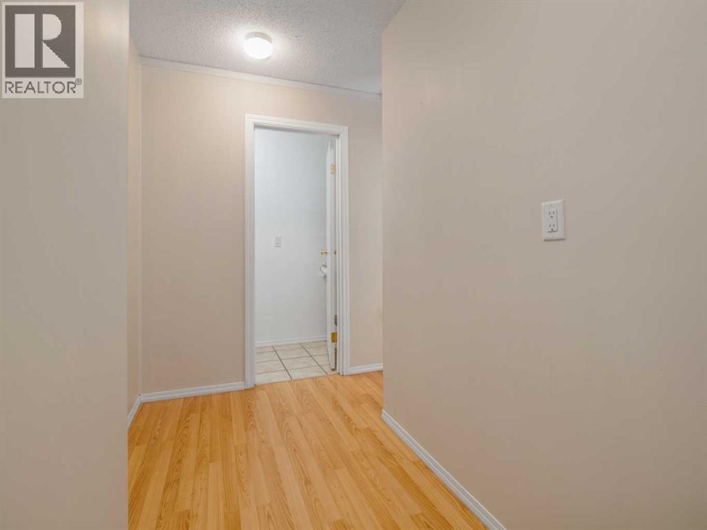 #2 269 Laval Boulevard W - 22