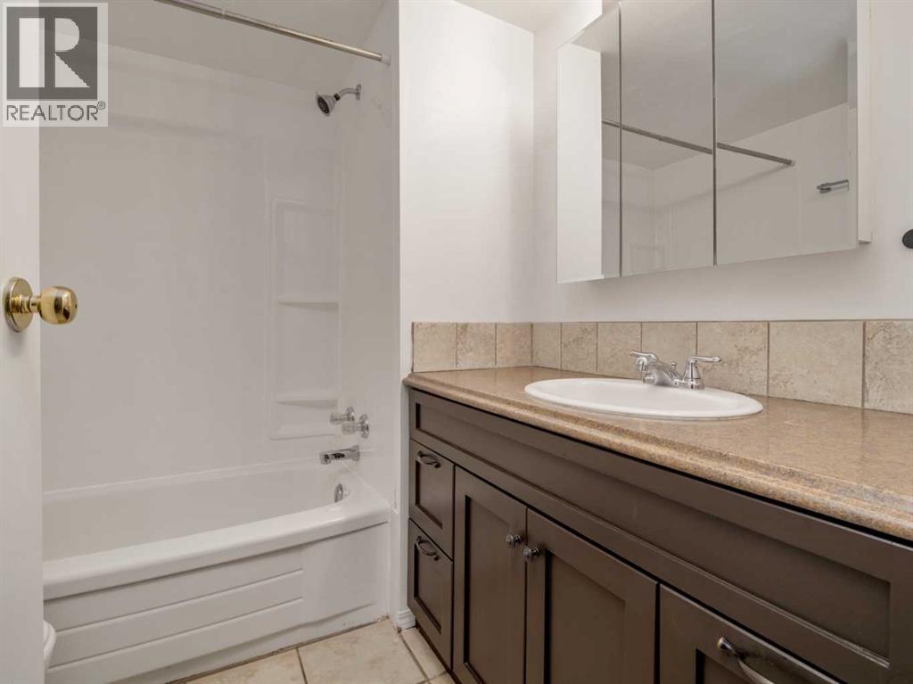 #2 269 Laval Boulevard W - 32