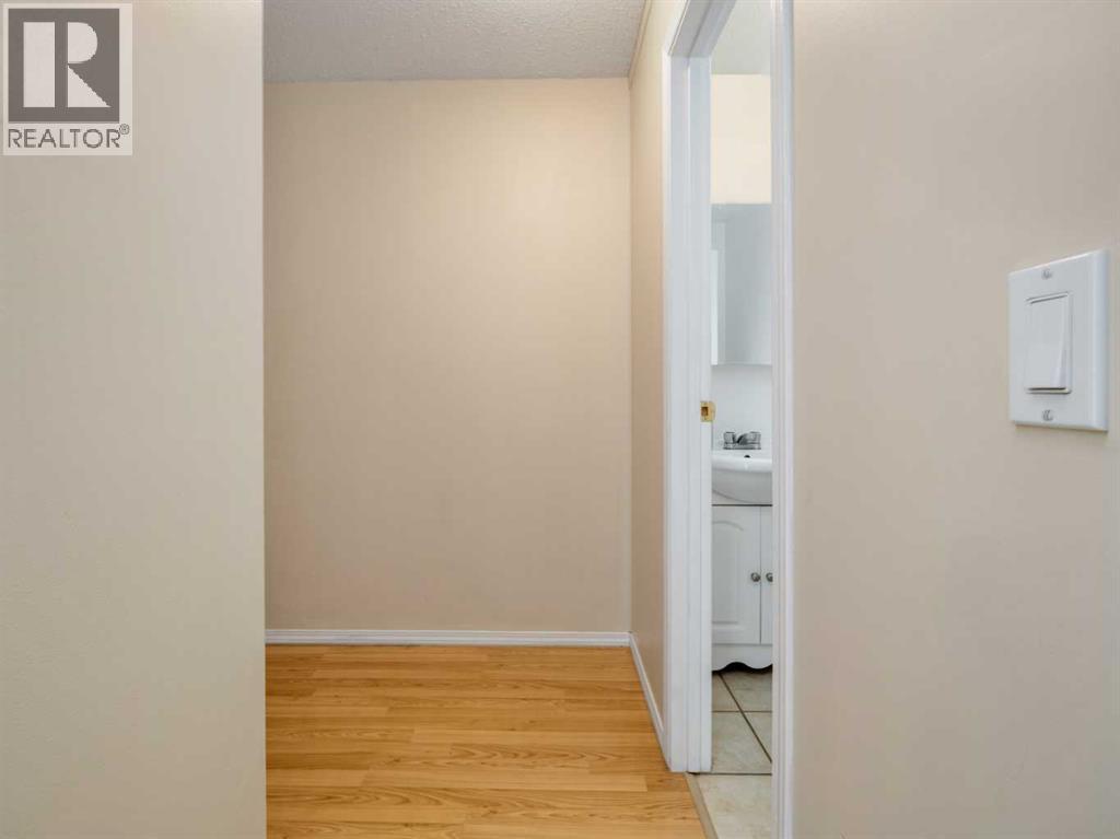 #2 269 Laval Boulevard W - 20