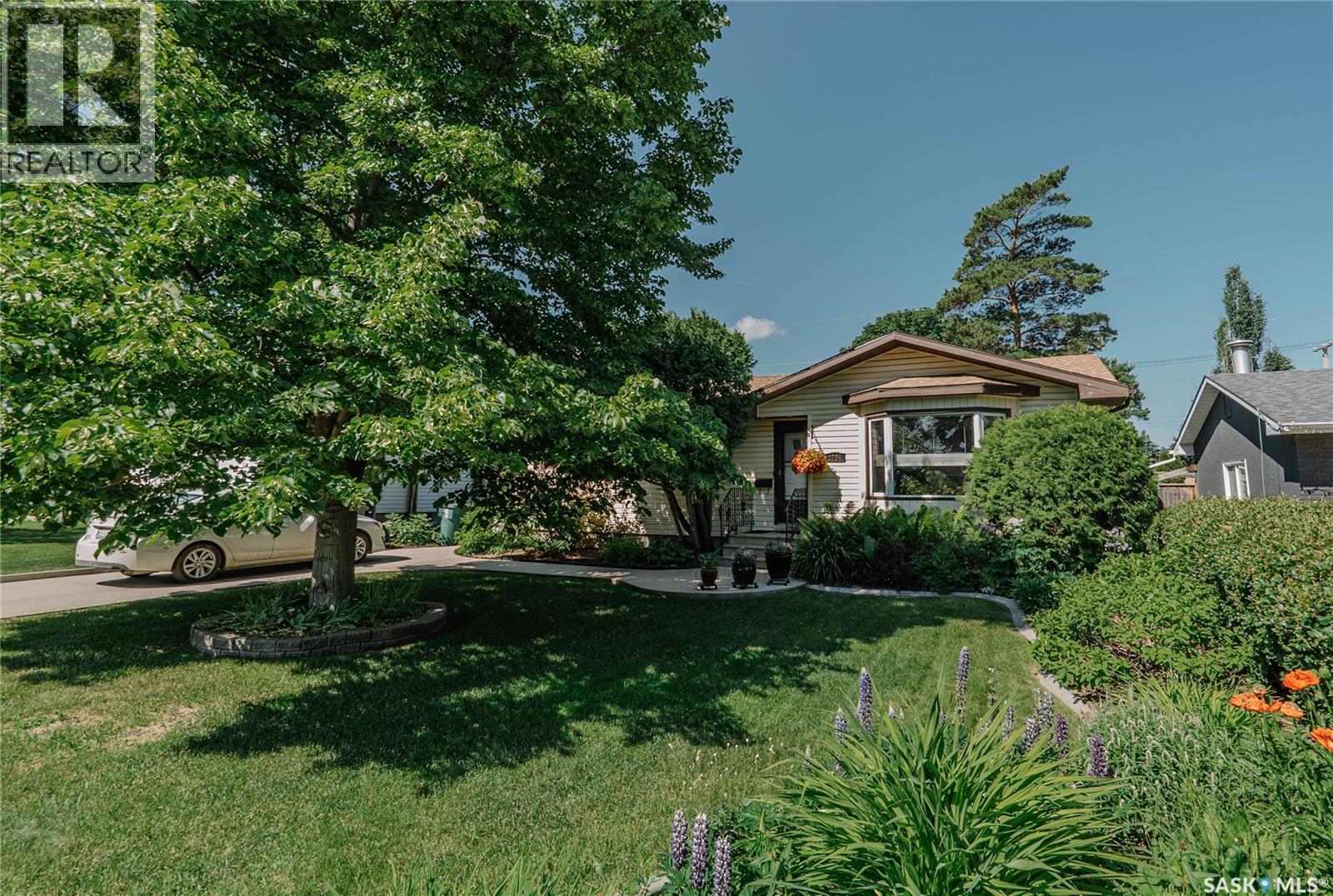 2704 Preston AVENUE S - 1