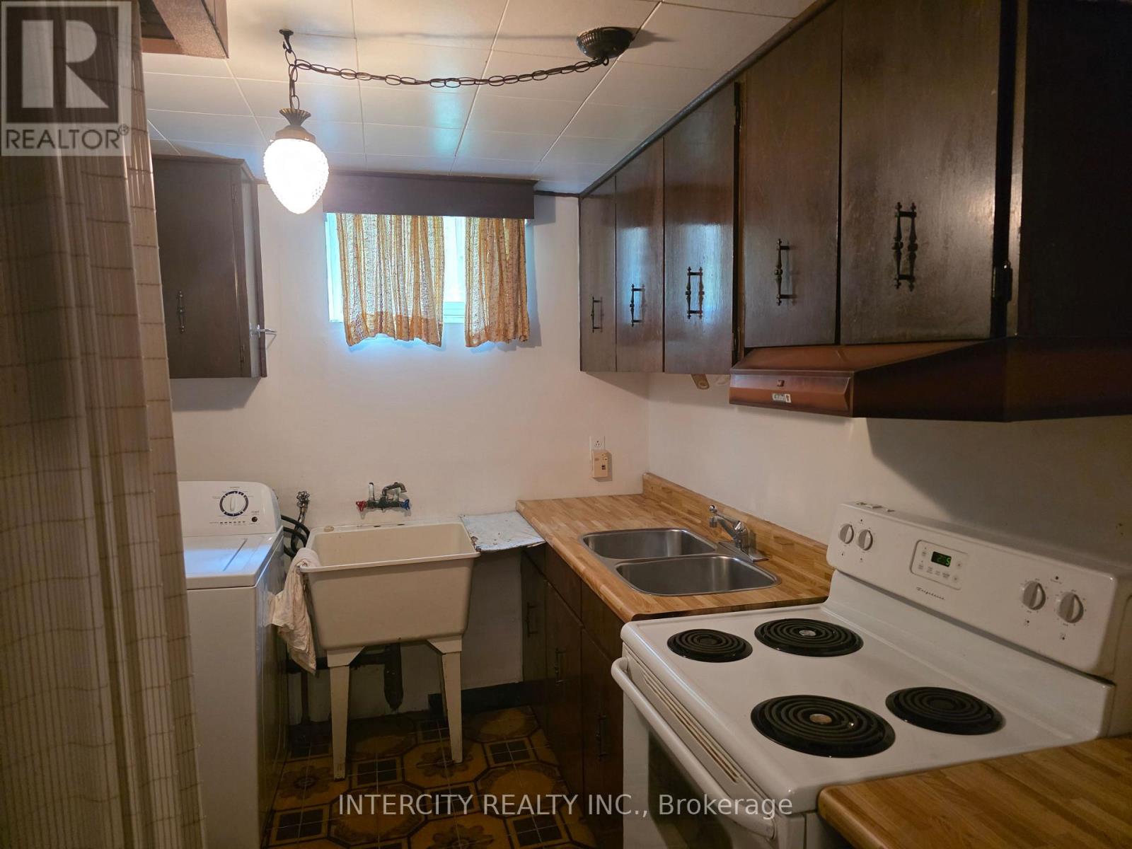 7030 DARCEL AVENUE - 7