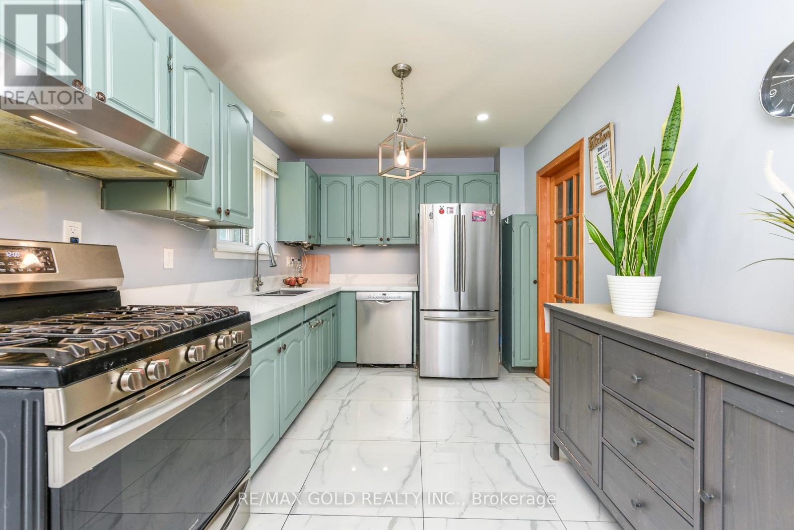 18 DRURY CRESCENT - 19
