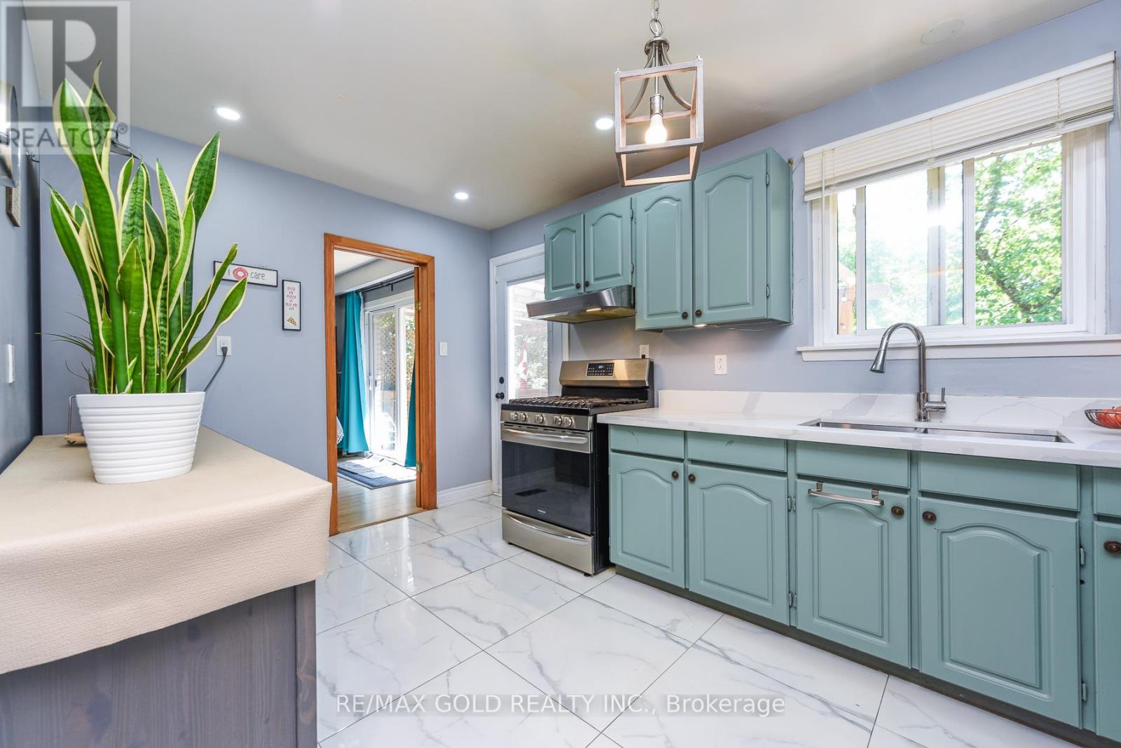 18 DRURY CRESCENT - 21