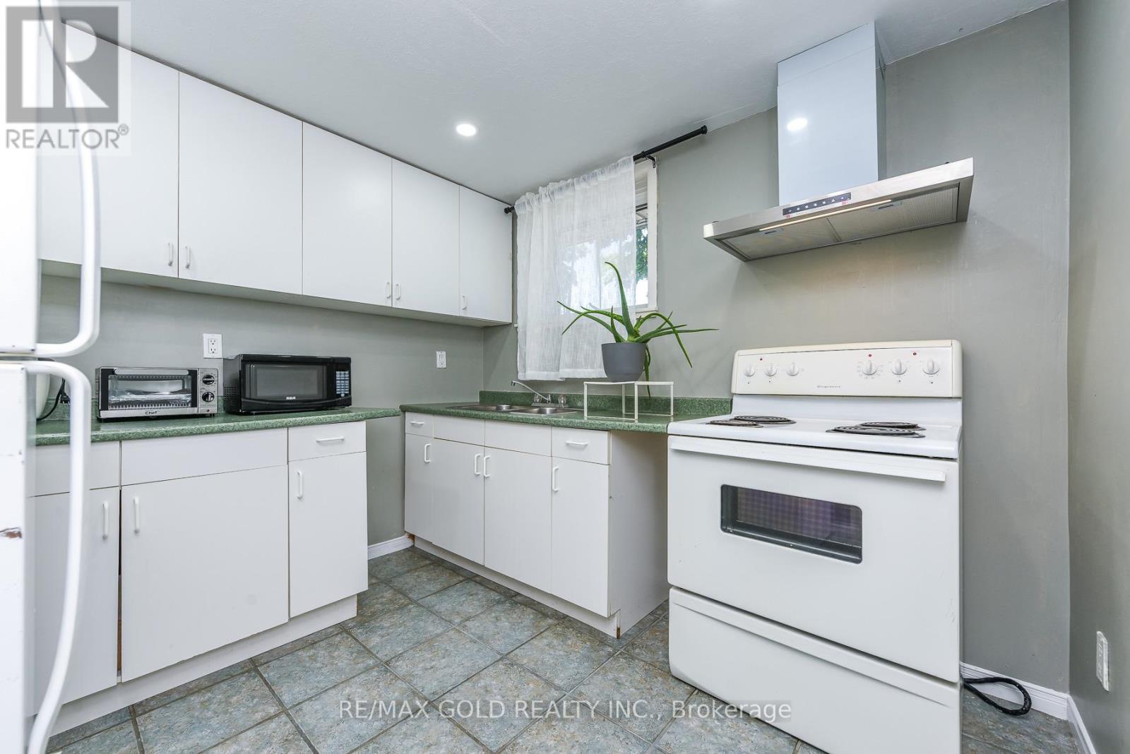 18 DRURY CRESCENT - 31