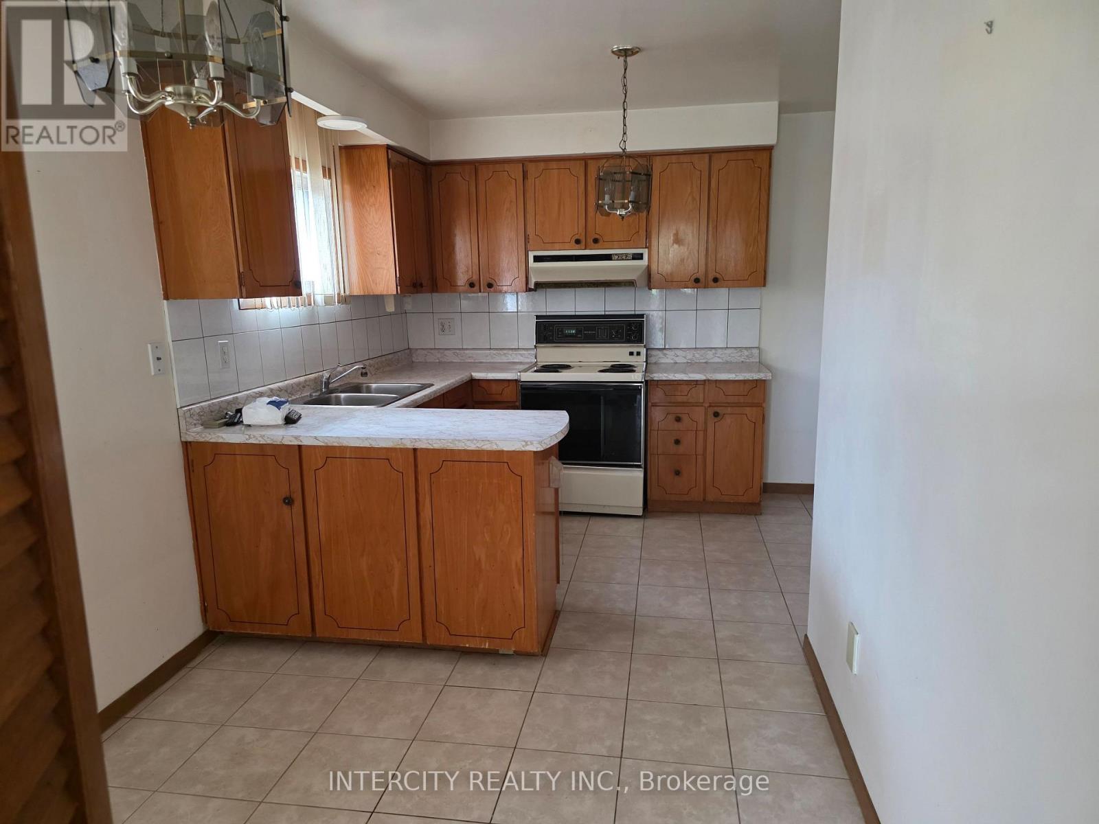 7030 DARCEL AVENUE - 5