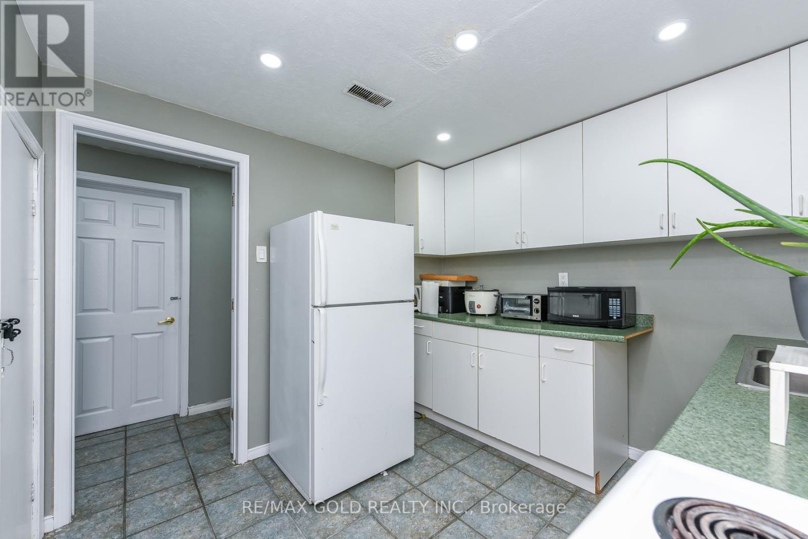 18 DRURY CRESCENT - 32