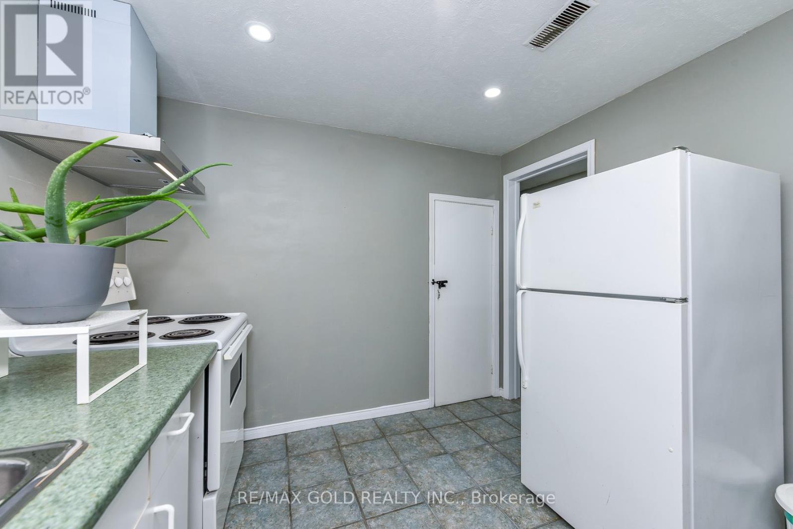 18 DRURY CRESCENT - 33