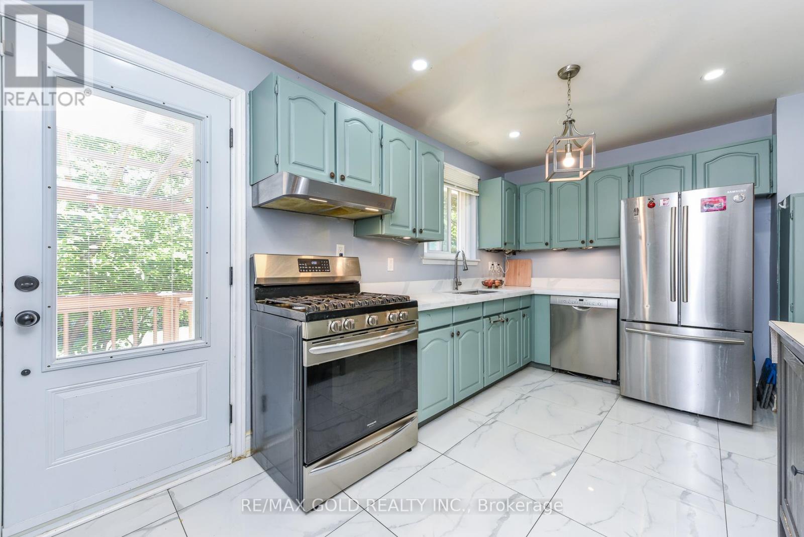18 DRURY CRESCENT - 18