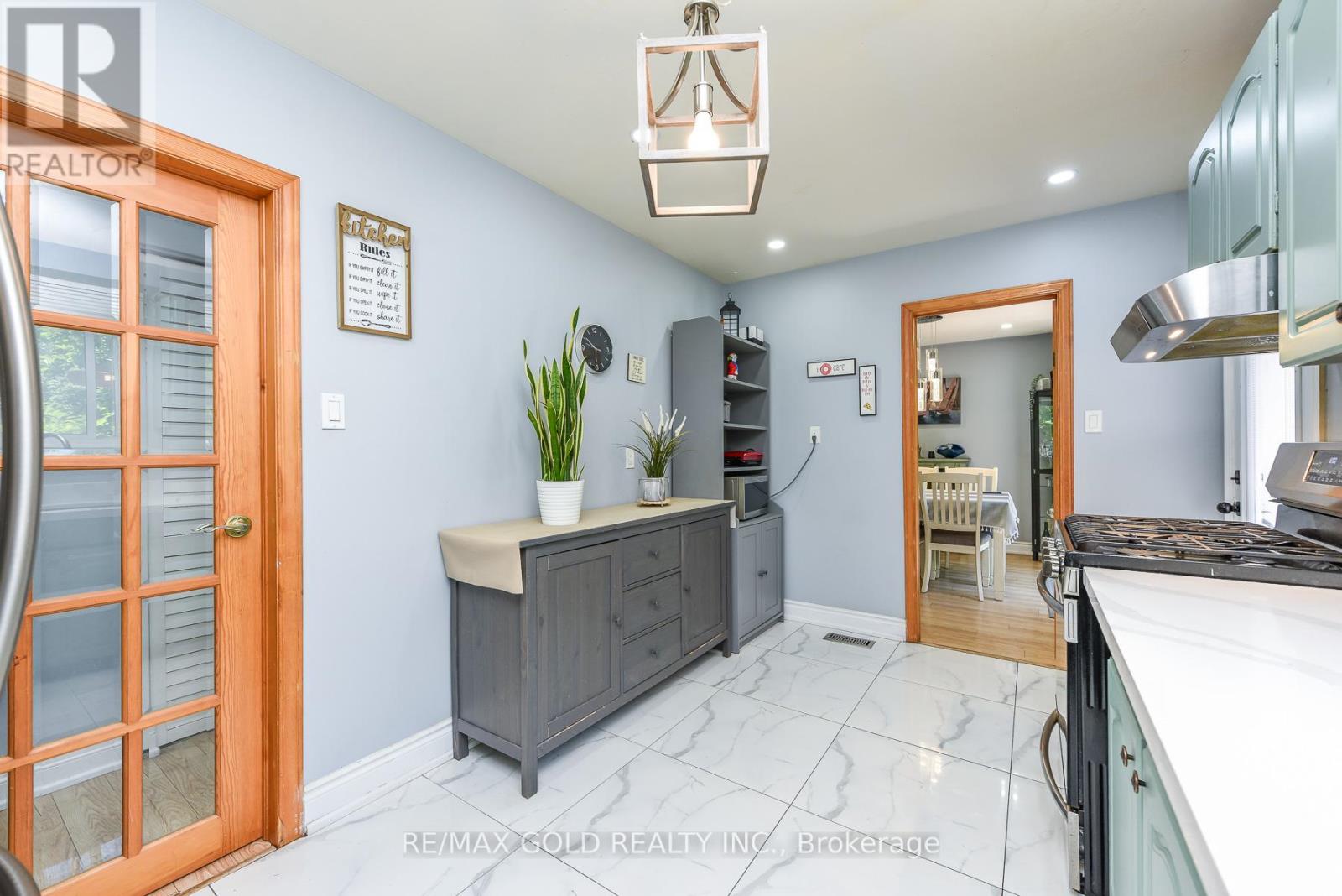 18 DRURY CRESCENT - 20