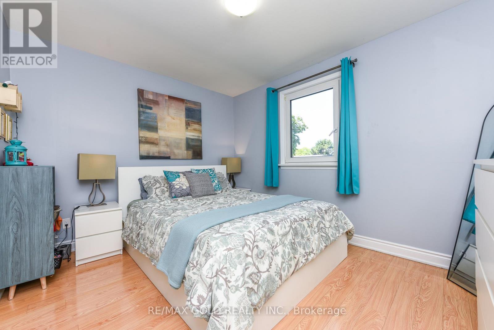 18 DRURY CRESCENT - 22