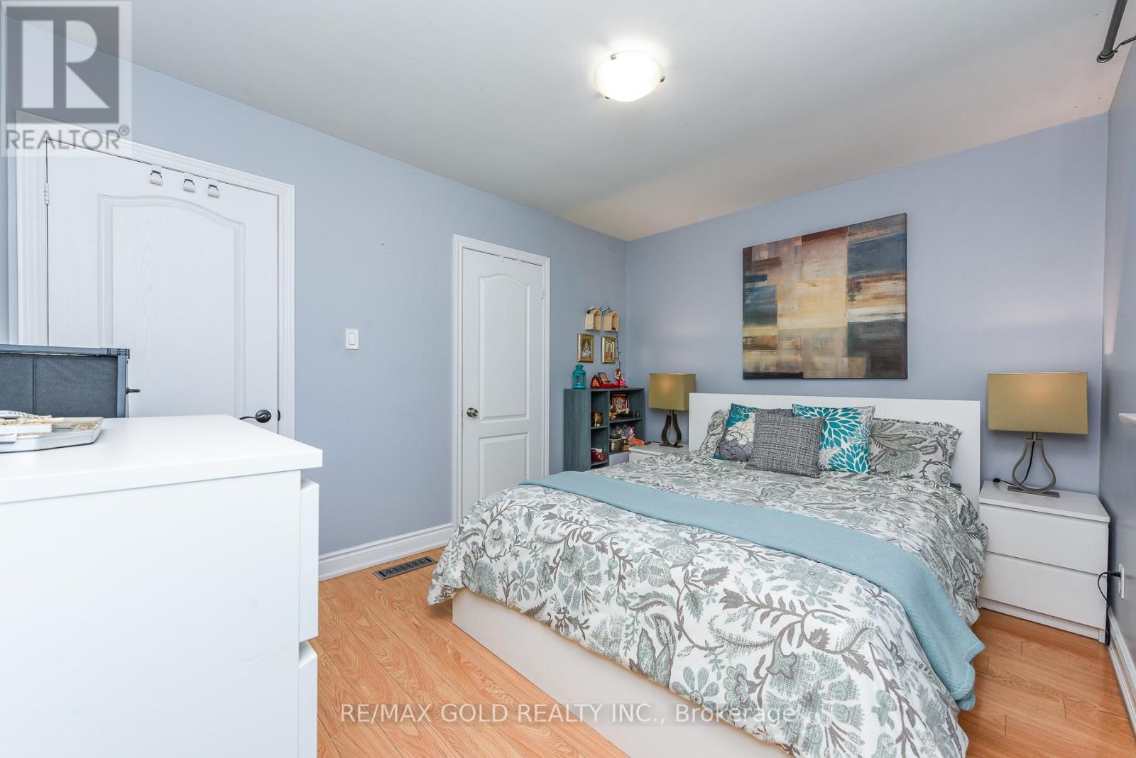 18 DRURY CRESCENT - 24