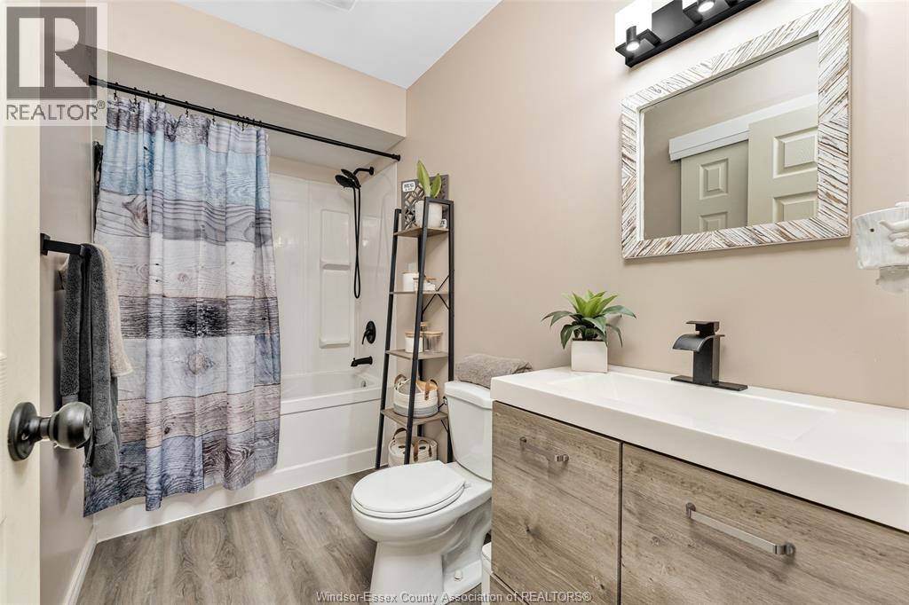 114 GLOUCESTER DRIVE - 19