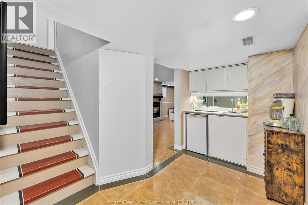 114 GLOUCESTER DRIVE - 21