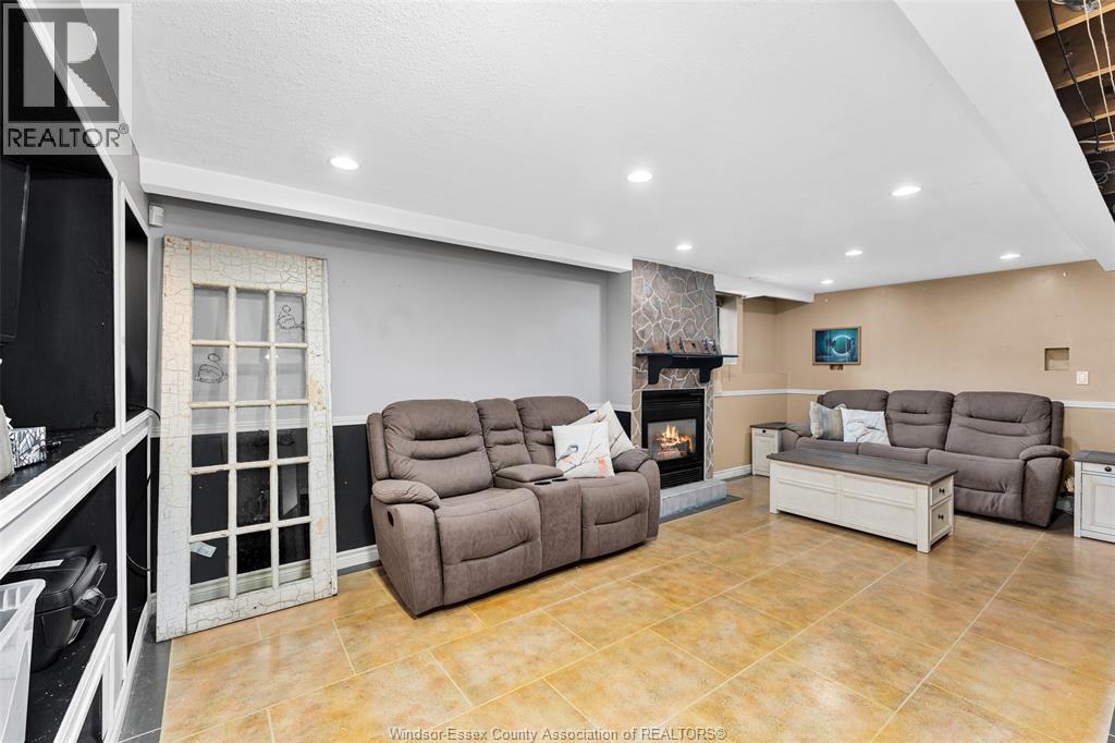 114 GLOUCESTER DRIVE - 23