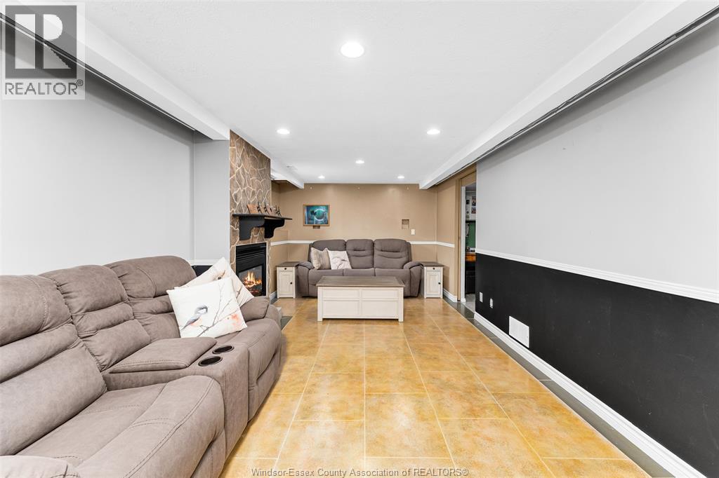 114 GLOUCESTER DRIVE - 24