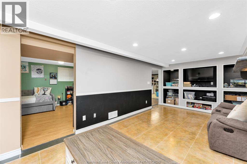 114 GLOUCESTER DRIVE - 25
