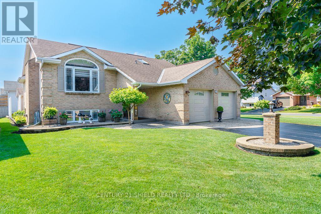 1840 BELVEDERE CRESCENT - 2