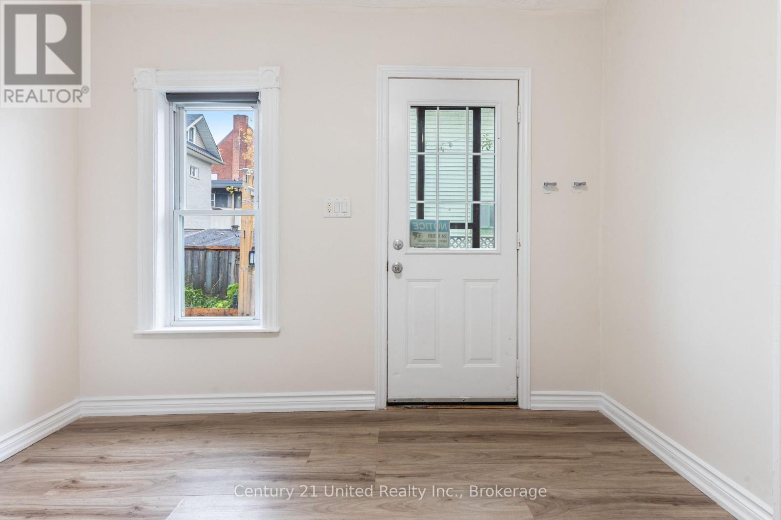 26 PARK STREET N - 18