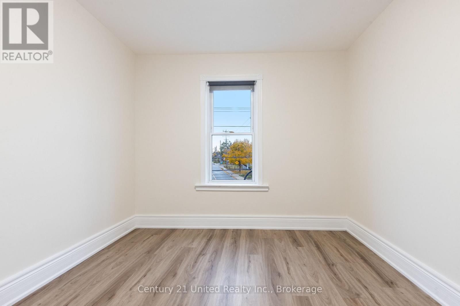 26 PARK STREET N - 22