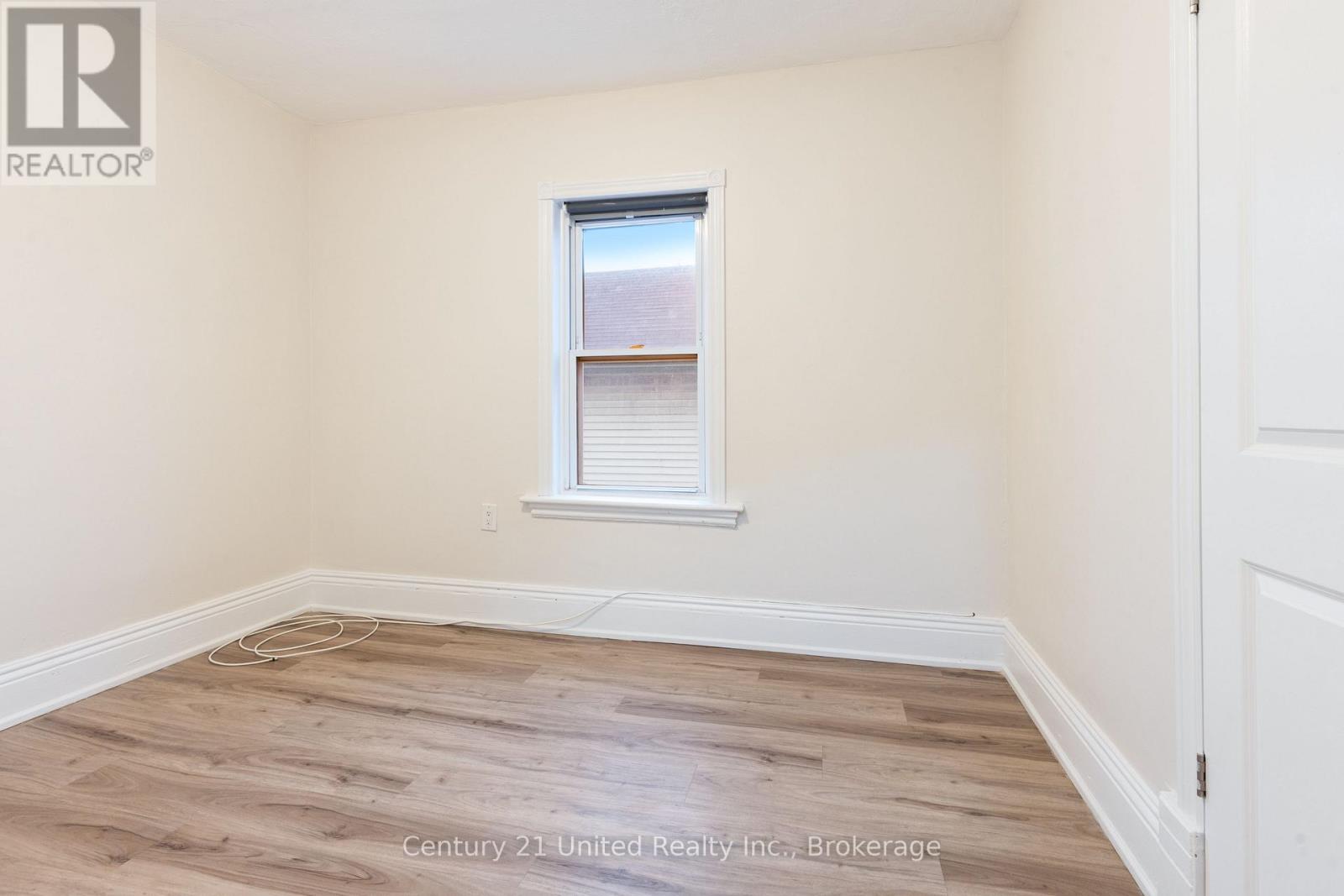 26 PARK STREET N - 24