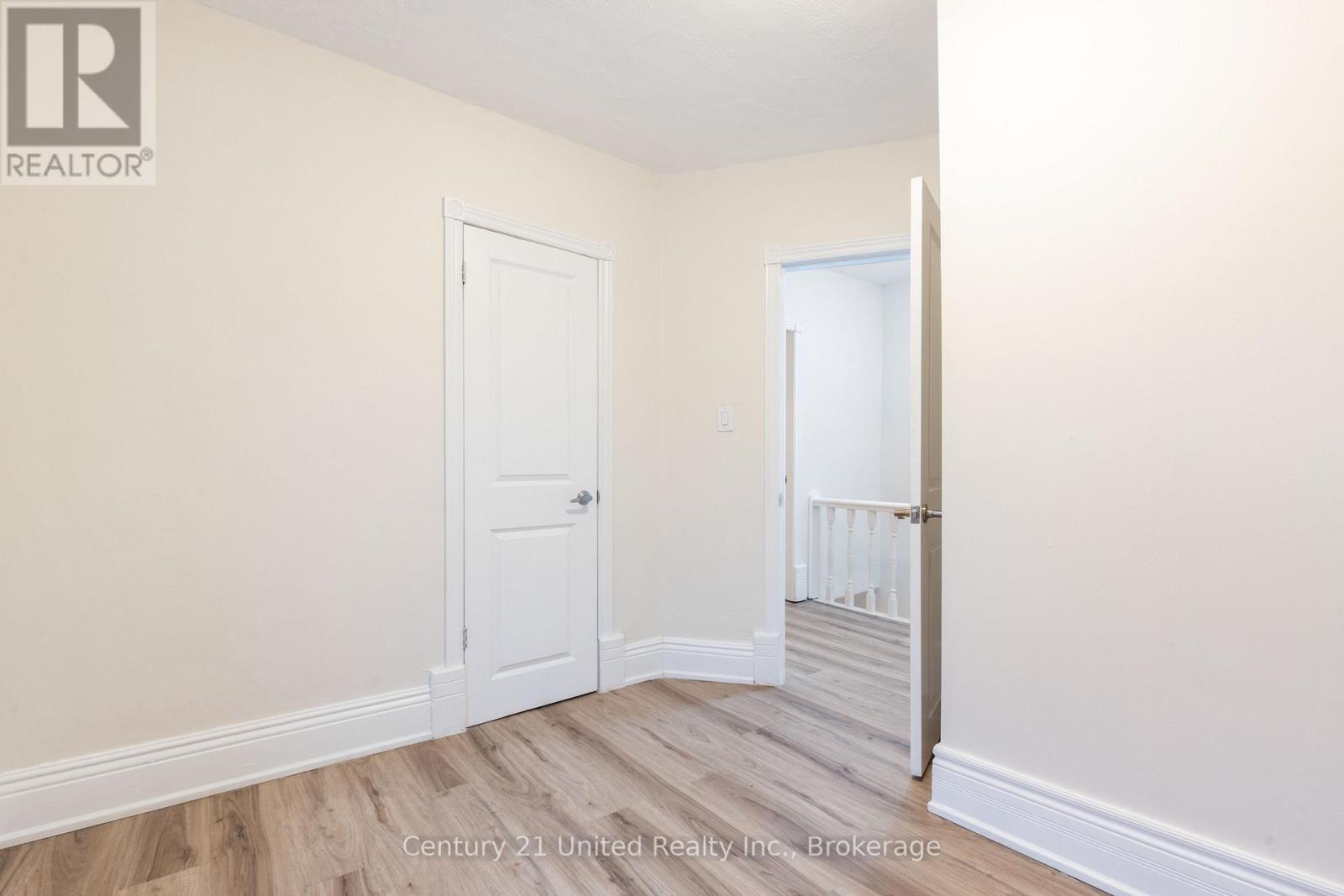 26 PARK STREET N - 26