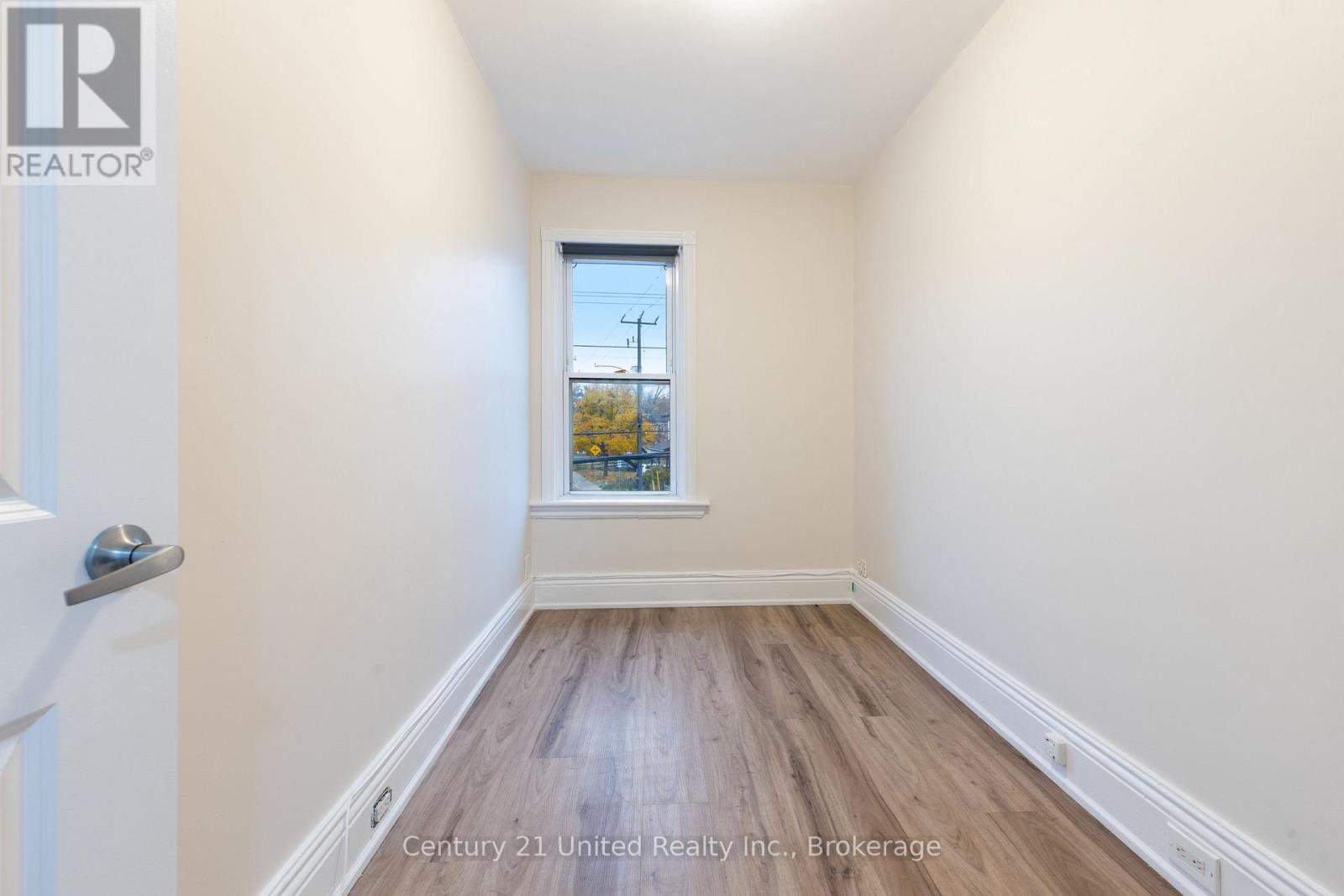 26 PARK STREET N - 27