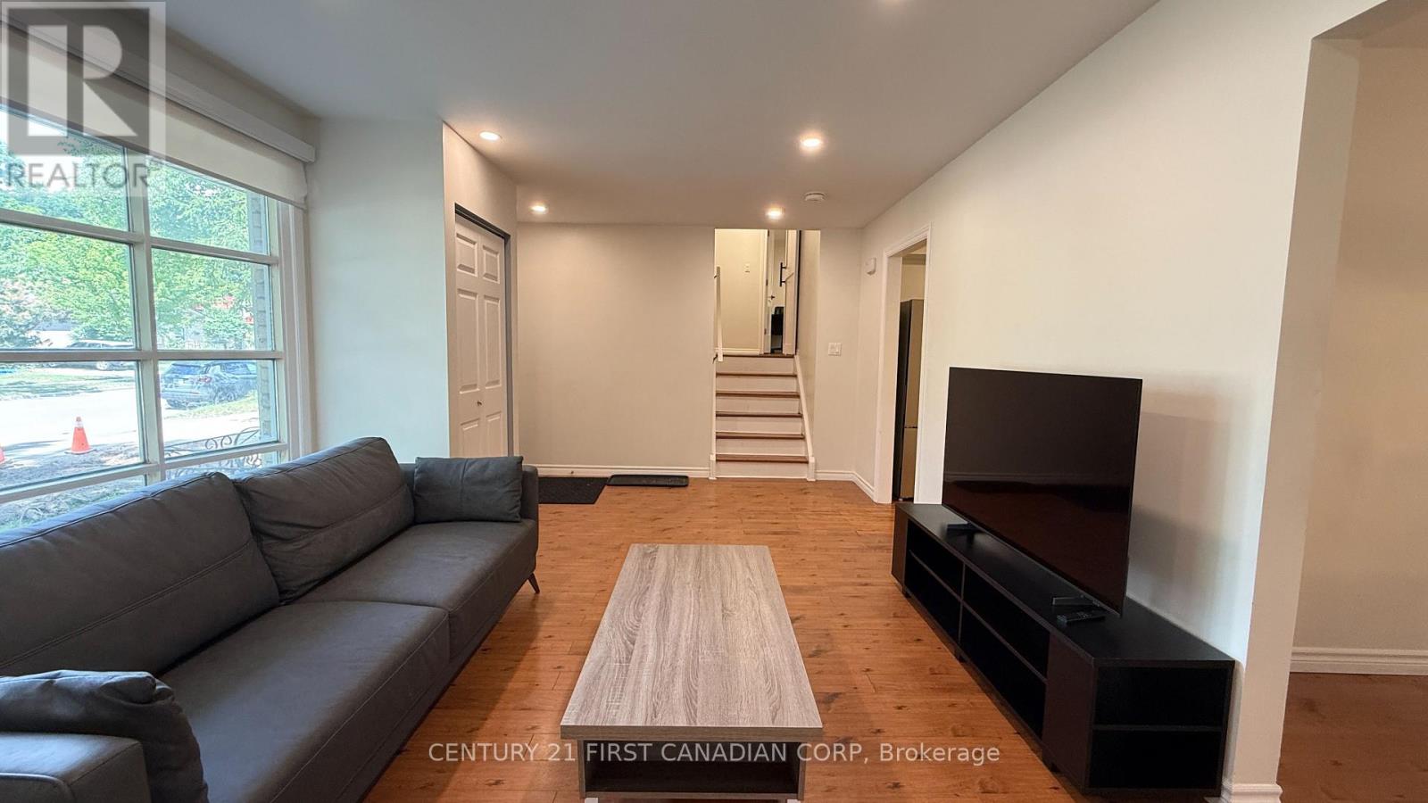 UPPER - 453 CASTLEGROVE BOULEVARD, London North (North K) — photo 4