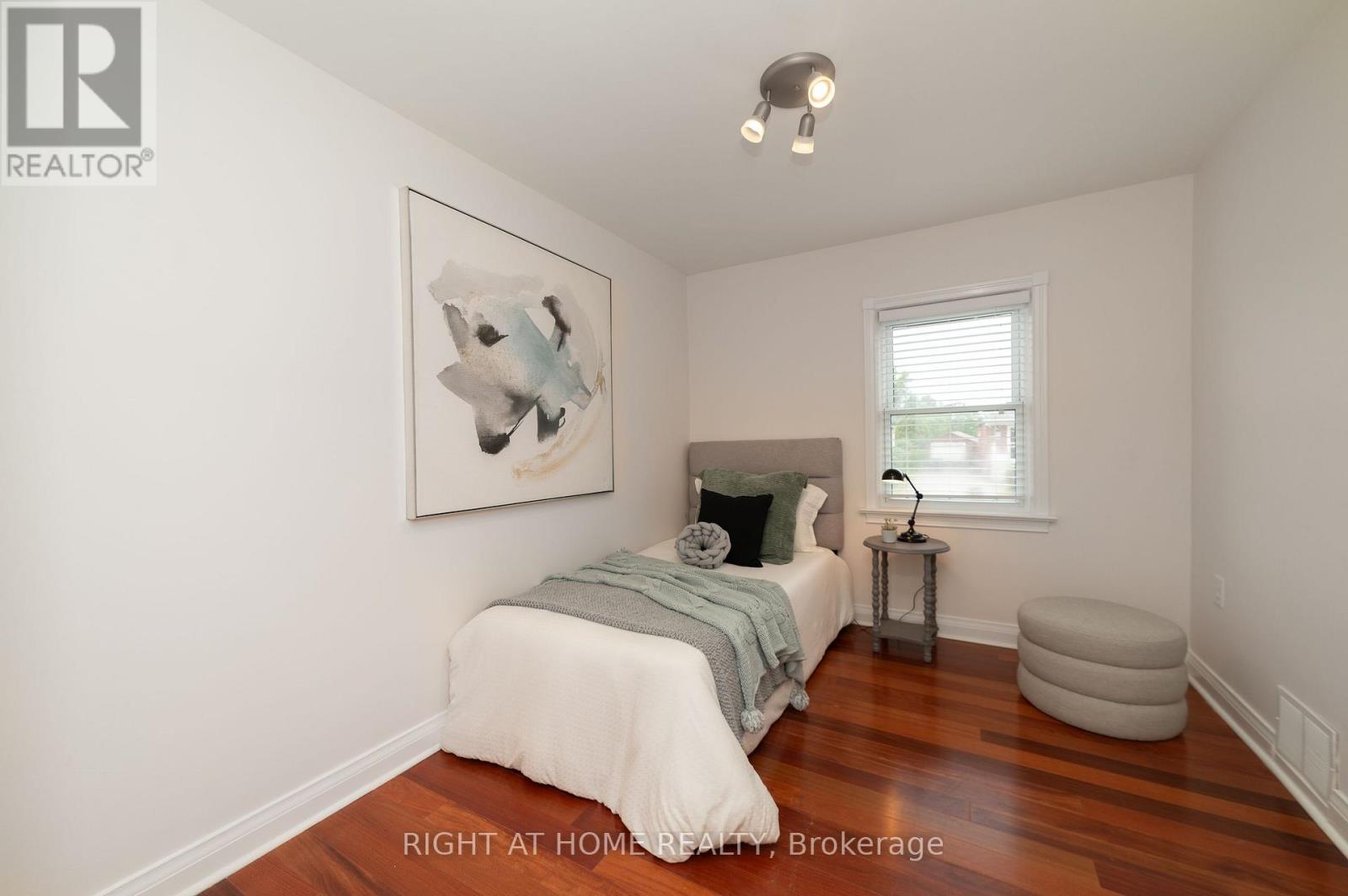 2 MIDHOLM DRIVE - 22