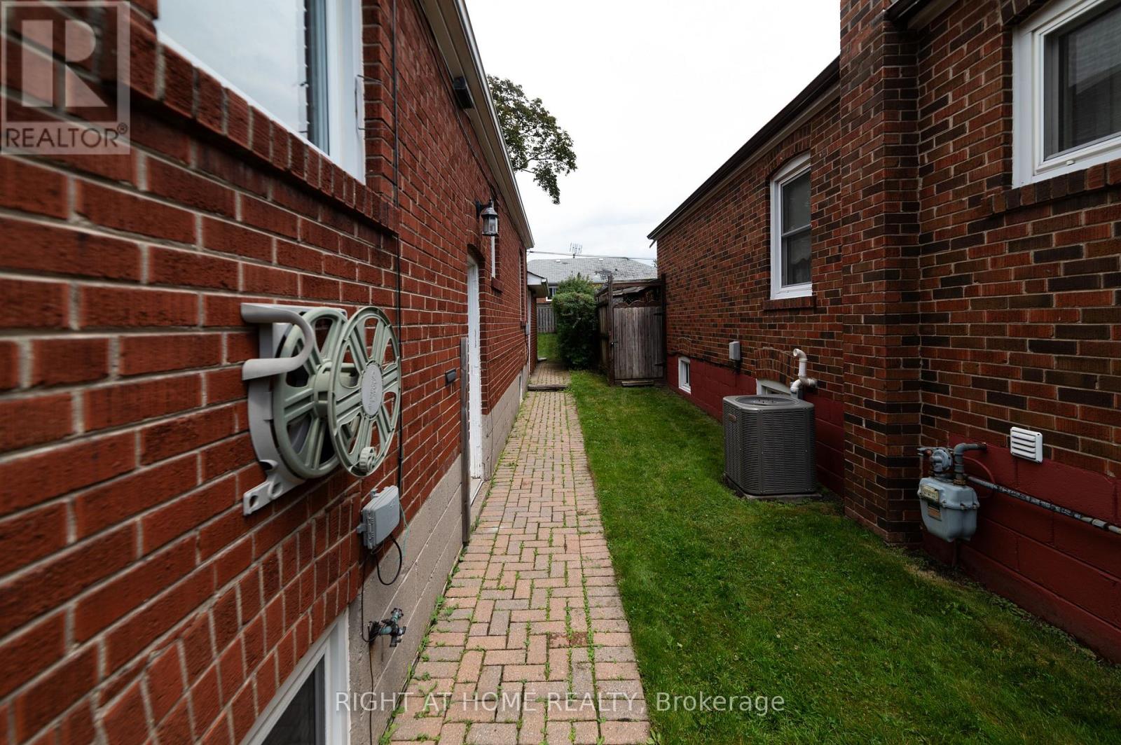 2 MIDHOLM DRIVE - 34