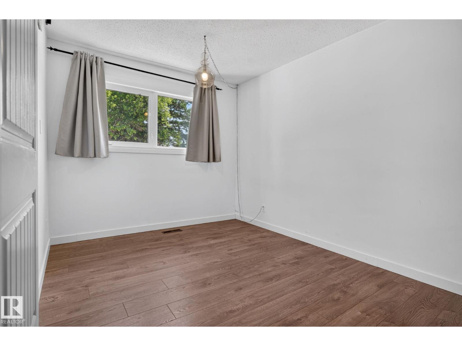 1071 MILLBOURNE RD E NW - 34