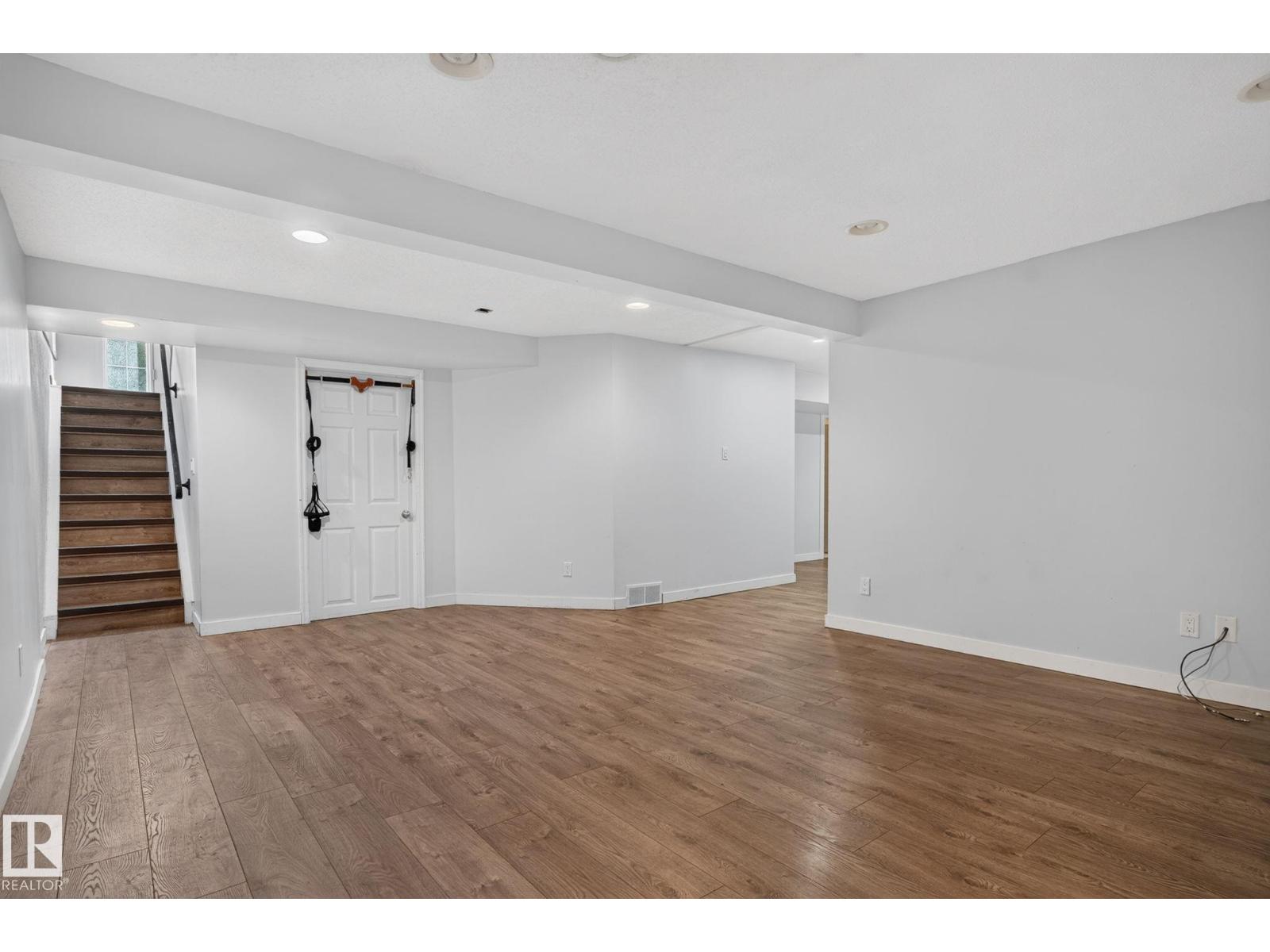 1071 MILLBOURNE RD E NW - 41