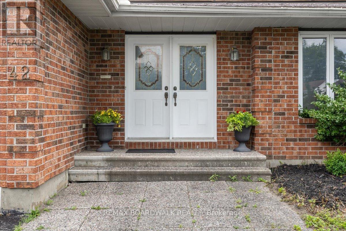42 PICKWICK DRIVE - 3
