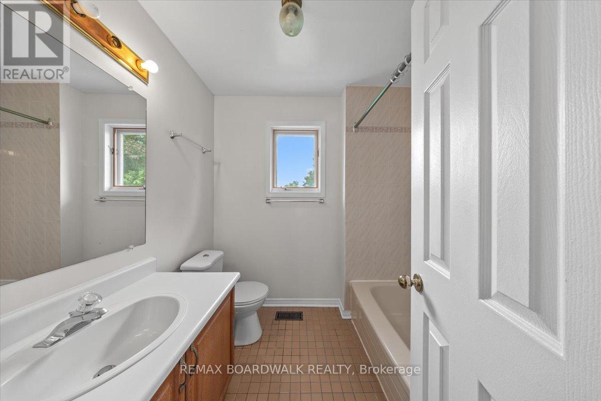 42 PICKWICK DRIVE - 32