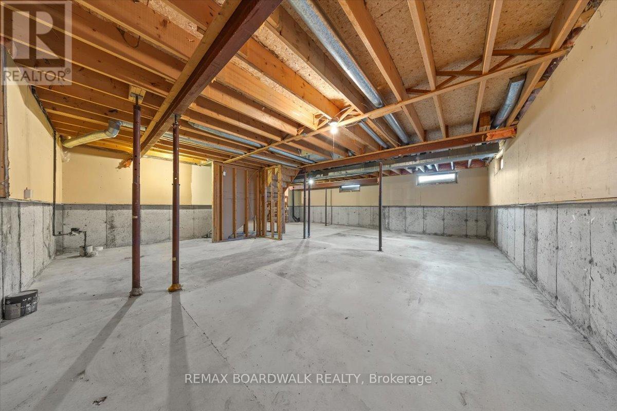 42 PICKWICK DRIVE - 33