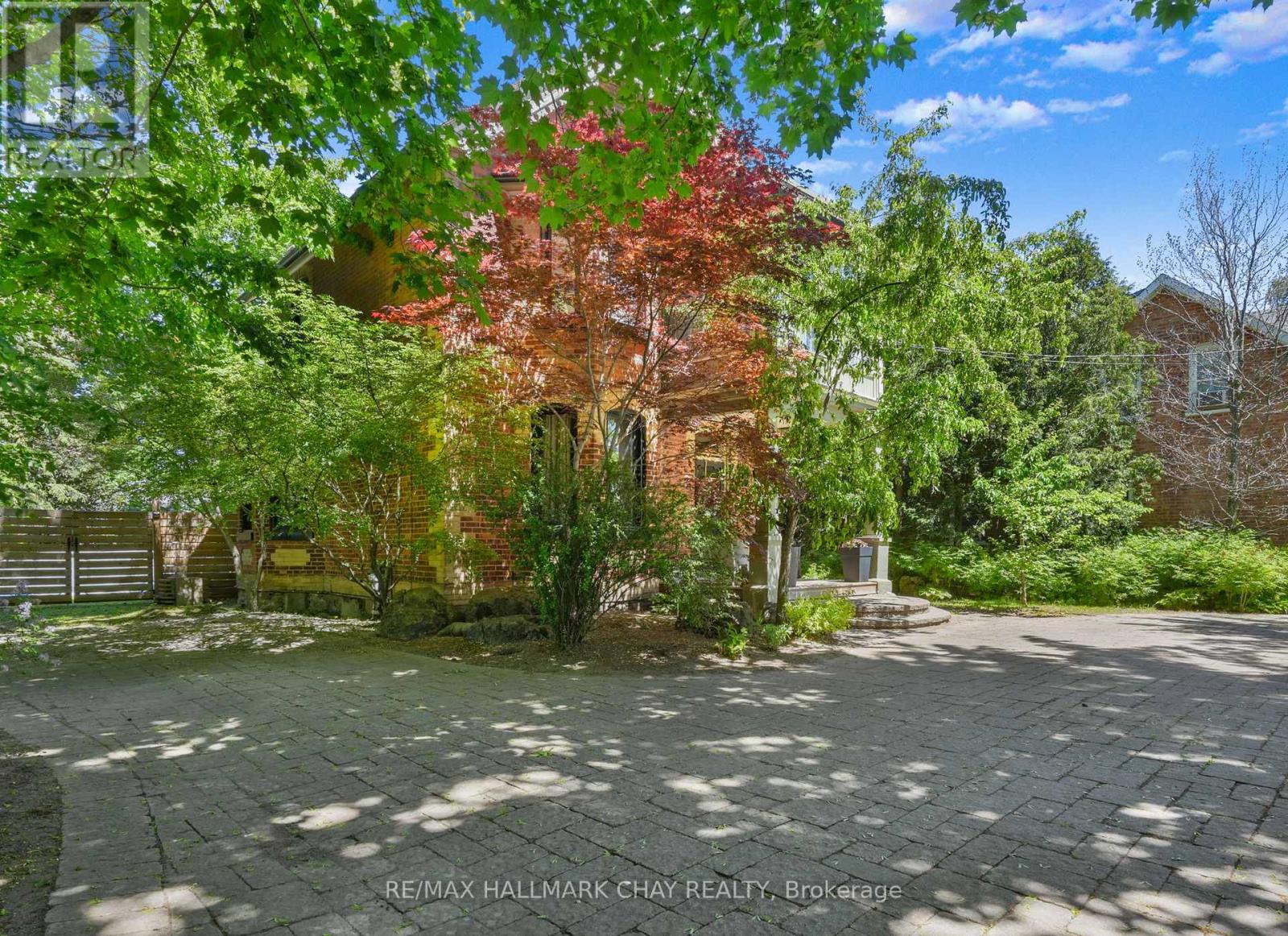 134 VICTORIA STREET E - 2