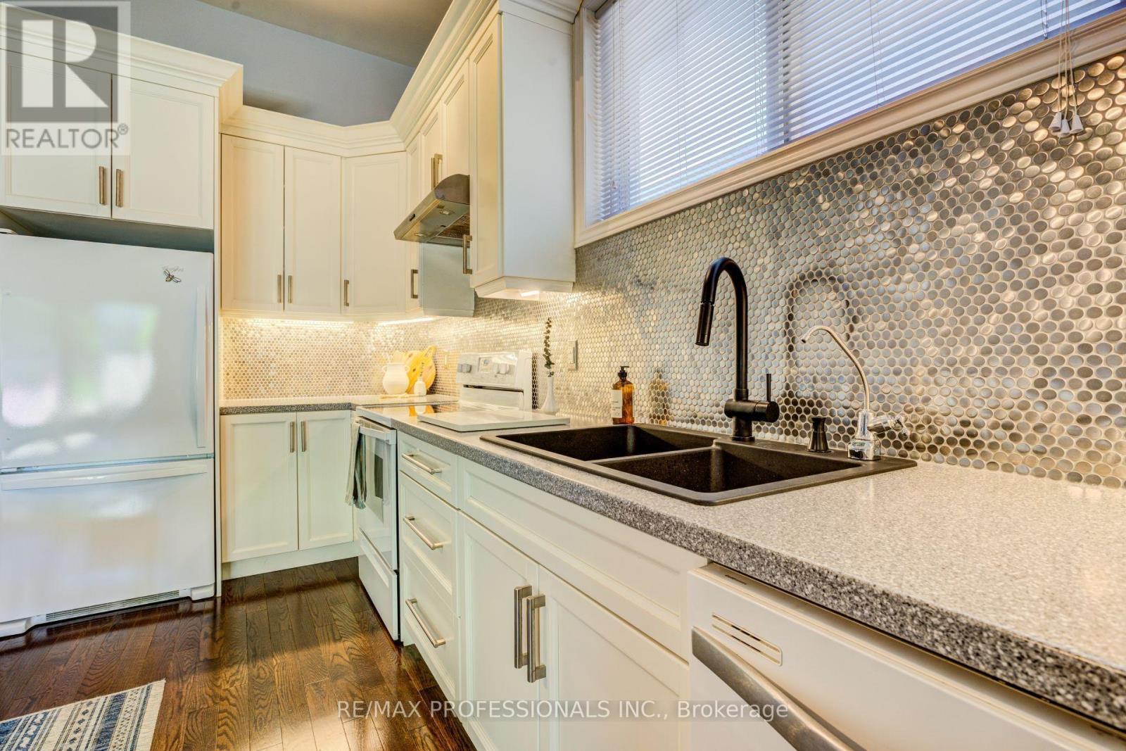 39 ROSEMEADE AVENUE - 21