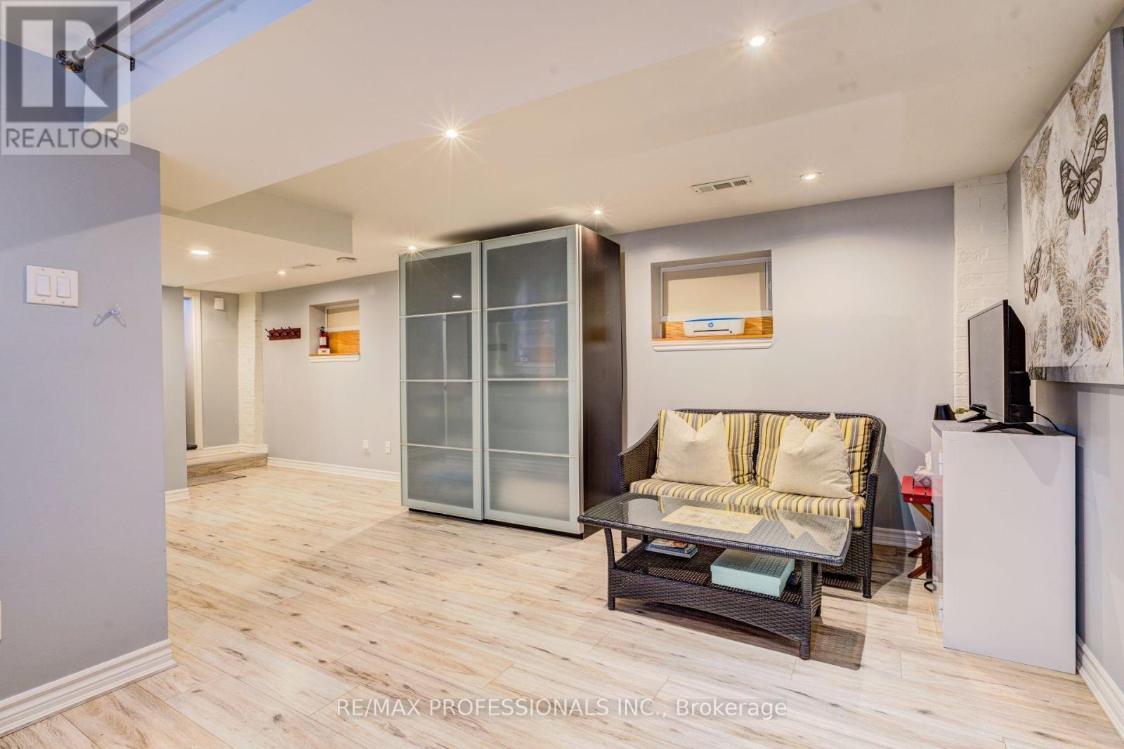 39 ROSEMEADE AVENUE - 32
