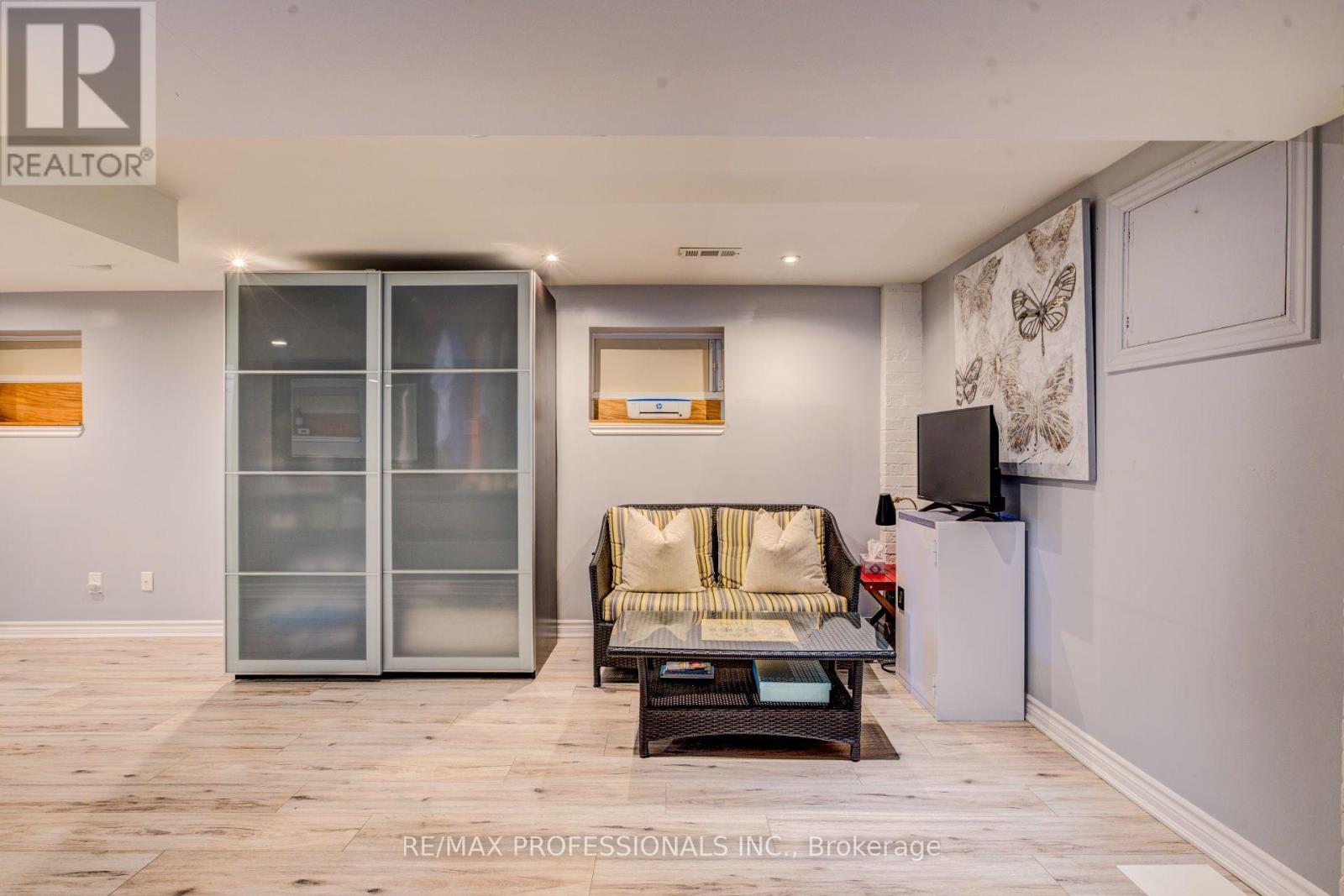 39 ROSEMEADE AVENUE - 33