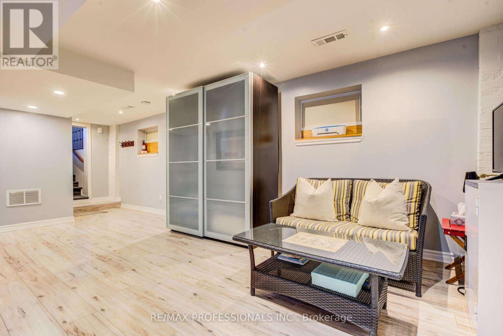 39 ROSEMEADE AVENUE - 34