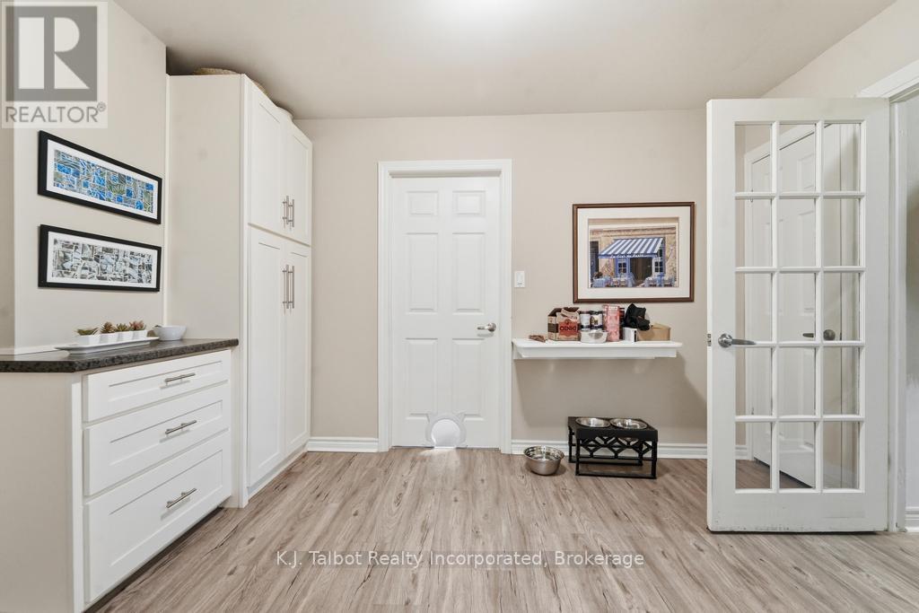6 DAVID STREET E - 32