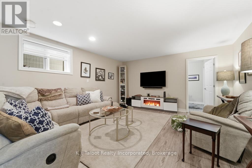 6 DAVID STREET E - 27