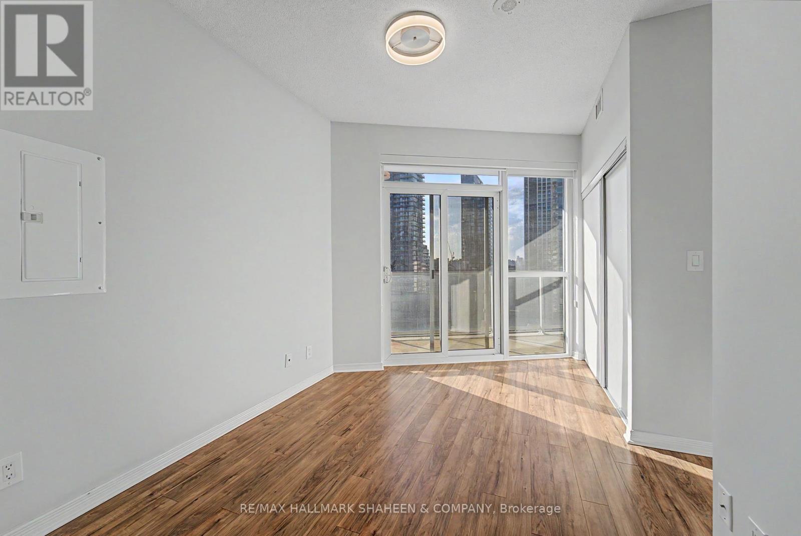 #1815 352 FRONT STREET W - 24