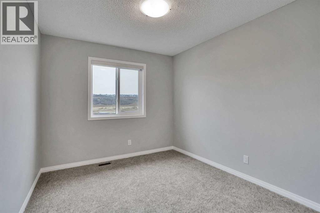 667 Wolf Willow Boulevard SE - 29
